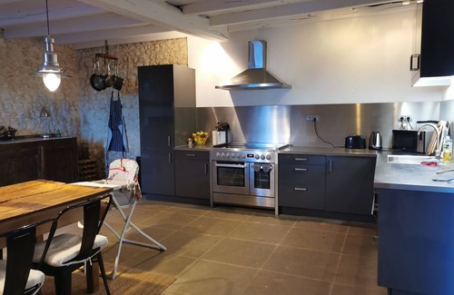 Nonac House | Inviting Renovated Farmhouse with Pool and Games Room