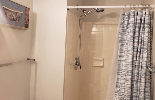 Laurel House | Elegant Chez Luxury Rooms: Top-Rated Spa & Family Amenities