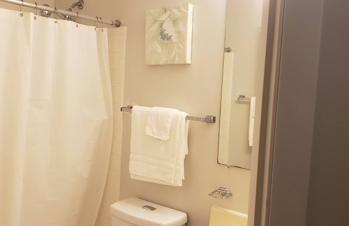 Laurel House | Elegant Chez Luxury Rooms: Top-Rated Spa & Family Amenities