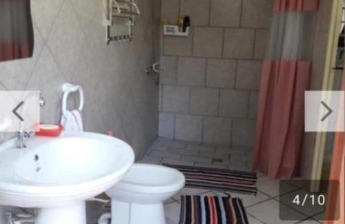 Rangiroa House | Cozy Chez Guy: Private Room with Kitchen Access