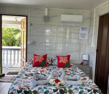Rangiroa Apartment | Ocean-View Comfort at Chez Guy with Breakfast Included