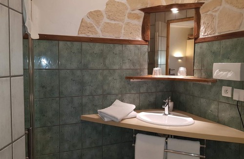 Fixin Hotel | Cozy Chez Jeannette: Guest Rated 8.4 with Breakfast & Dining