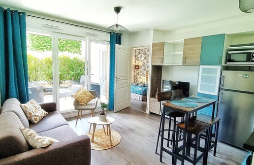 Bailly-Romainvilliers Apartment | Chez Julia & Kévin: Family Retreat with Lake Views & Spa