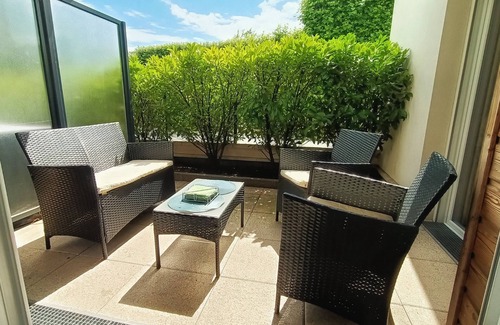Bailly-Romainvilliers Apartment | Chez Julia & Kévin: Family Retreat with Lake Views & Spa