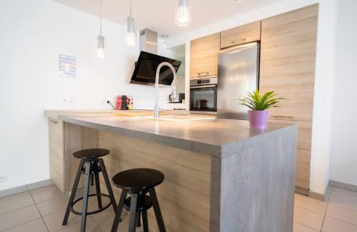 Leon Blum - Bon Coin Apartment | Chez Léon - Family-Friendly Stay Near Metro & Bus Access
