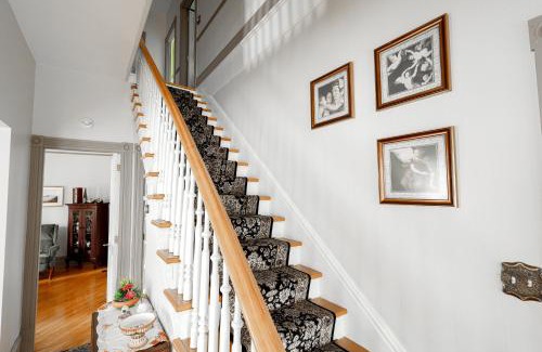 Saint-Prosper Bed & Breakfast | Elegant Stay at Chez l'Doc: Child-Friendly with Kitchen