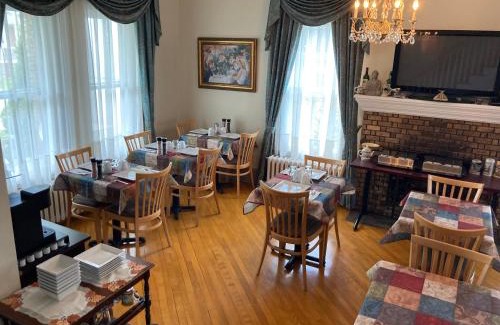 Saint-Prosper Bed & Breakfast | Elegant Stay at Chez l'Doc: Child-Friendly with Kitchen