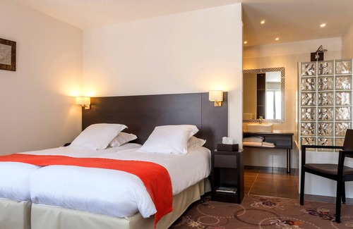 Julienas Hotel | Relax at Chez La Rose: Family-Friendly with Pool & Dining