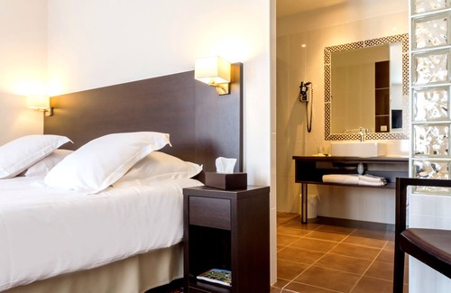 Julienas Hotel | Relax at Chez La Rose: Family-Friendly with Pool & Dining