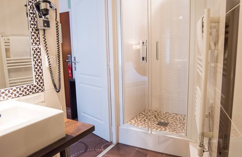 Julienas Hotel | Relax at Chez La Rose: Family-Friendly with Pool & Dining