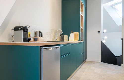 Laval Apartment | Chez Laurent-Apartment-Premium-Private Bathroom-Garden View