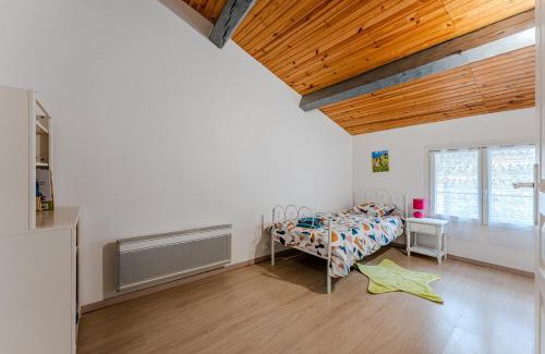 Saint-Seurin-de-Cadourne House | Inviting Stay at Chez Lea: Pet & Child-Friendly Retreat