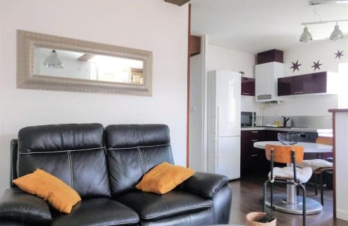Gan Apartment | Family-Friendly Retreat at Chez Maëlys in Centre Gan