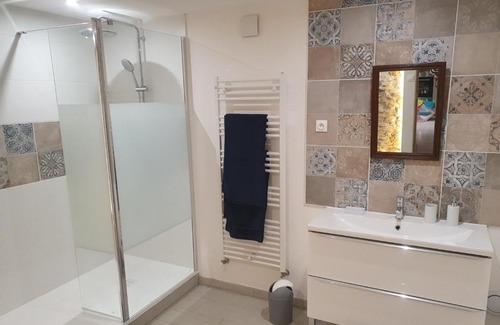 Rozerieulles Apartment | Relax at Chez Marie Poppins: Spa & Hot Tub Retreat