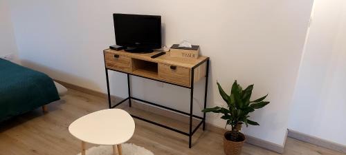 Laval Apartment | Book Studio Laval: Pet-Friendly & Family Approved Retreat