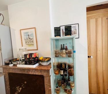 Fontevraud-l'Abbaye Bed & Breakfast | Relax at Chez Mimie Les Hôtes with Pool & Family Dining