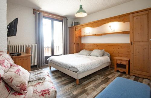 Oz Bed & Breakfast | Pet-Friendly Stay at Chez Passoud with Restaurant & Family Options