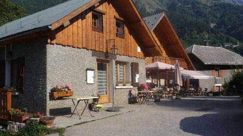 Oz Bed & Breakfast | Pet-Friendly Stay at Chez Passoud with Restaurant & Family Options