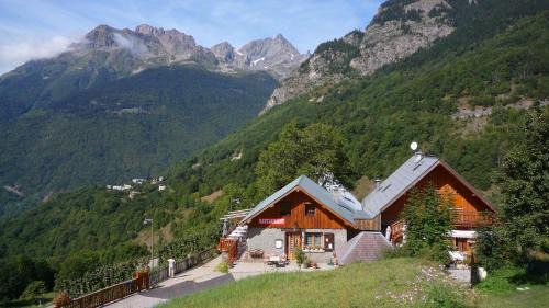 Oz Bed & Breakfast | Pet-Friendly Stay at Chez Passoud with Restaurant & Family Options