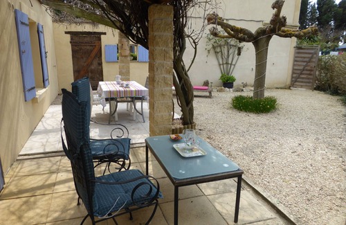 Rognonas Cottage | Cozy "Chez Pauline" Gite: Pool & Ocean Views Near Avignon