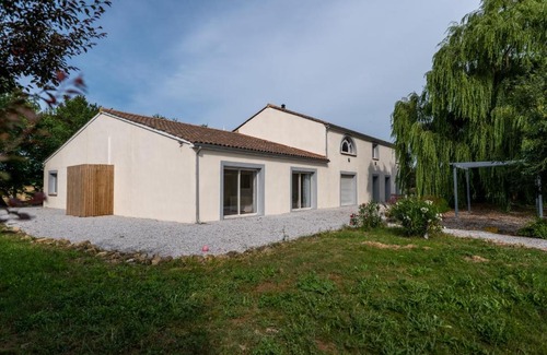 La Pomarede Bed & Breakfast | Experience Comfort at Chez PhiL: Family & Pet Friendly