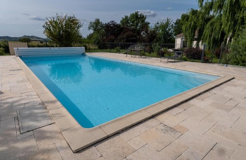 La Pomarede Bed & Breakfast | Experience Comfort at Chez PhiL: Family & Pet Friendly