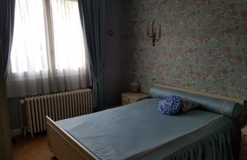 Villemandeur House | Charming Chez ROMY: Pet-Friendly Retreat with Kitchen Access