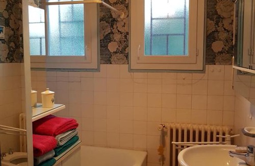 Villemandeur House | Charming Chez ROMY: Pet-Friendly Retreat with Kitchen Access