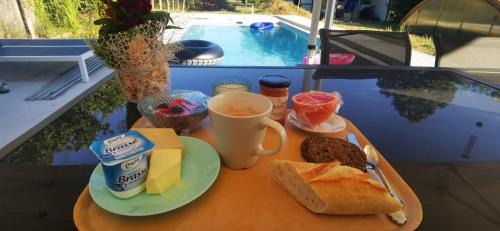 Gray-la-Ville Bed & Breakfast | Cozy Room with Dining Options and Ocean Views