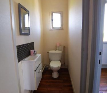 Gray-la-Ville Bed & Breakfast | Cozy Room with Dining Options and Ocean Views