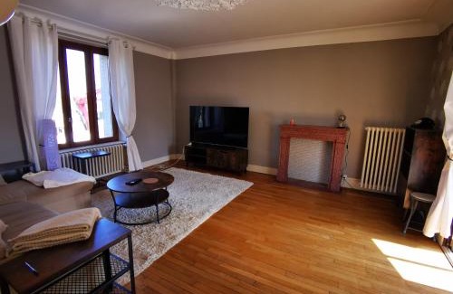 Gray-la-Ville Bed & Breakfast | Cozy Room with Dining Options and Ocean Views