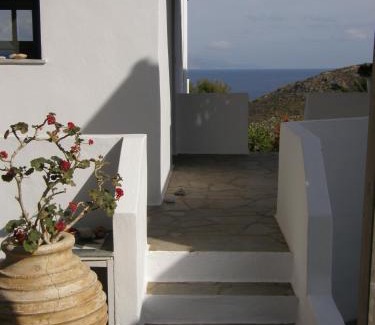 Serifos House | Cozy Chez Semiramis: Oceanfront Retreat for 8 Near Beach