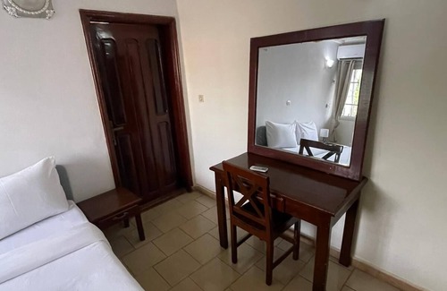Conakry House | Cozy Chez Sophie: Family-Friendly Dining & Breakfast Awaits