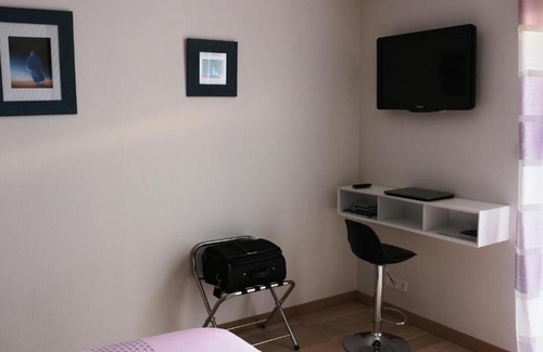 Chantrerie-Gachet Bed & Breakfast | Elegant Stay at Chez Victoria Nantes Erdre with Pool