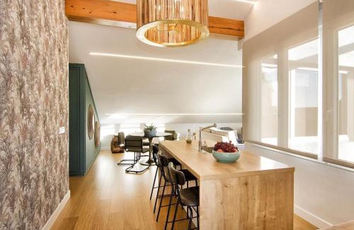 Centro - Sagrario Apartment | Stylish Chezmoihomes Loft with Private Terrace & High Rating