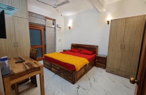 DLF Phase 5 Bed & Breakfast | Chhibber 117