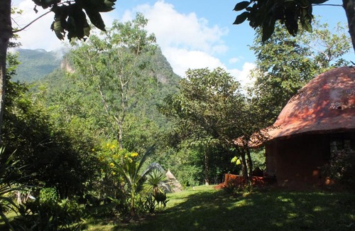Chiang Dao Bed & Breakfast | Charming Chiang Dao Roundhouses: Oceanfront Family Retreat