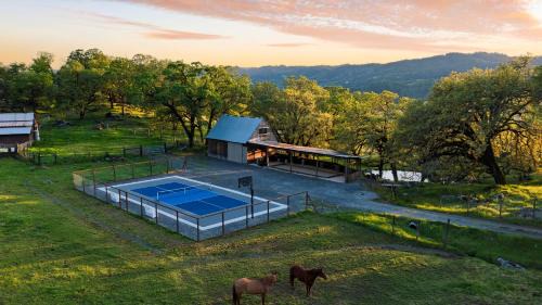 Cloverdale House | Serene Chianti by AvantStay Ranch with Pickleball & Pool