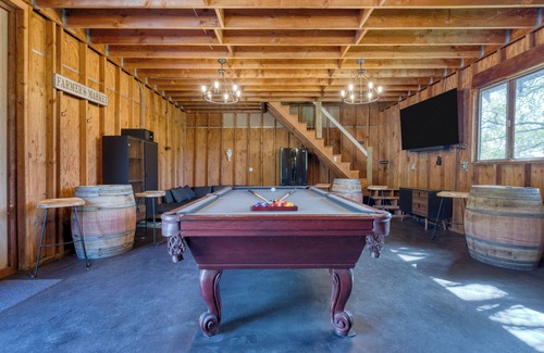 Cloverdale House | Chianti by AvantStay | Secluded Ranch with Pickleball Court