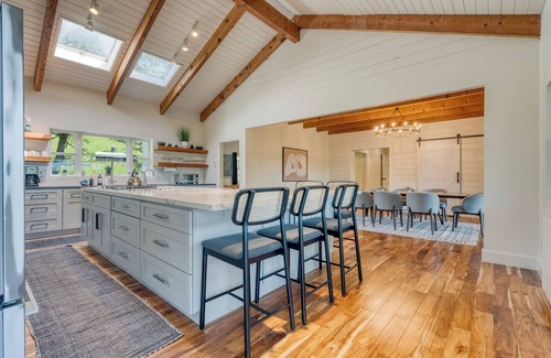 Cloverdale House | Chianti by AvantStay | Secluded Ranch with Pickleball Court