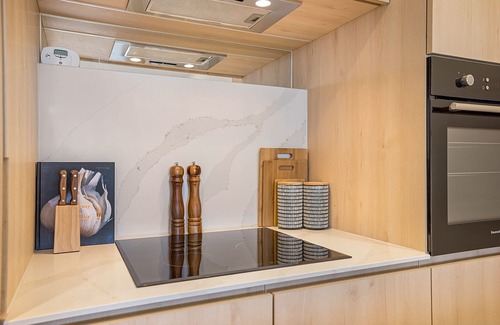 Moonee Ponds Apartment | Stylish 1-Bed with Pool, Gym & City Views for Your Stay