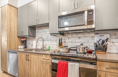 Central Business District Apartment | Chic 1-bedroom apartment with AC, fitness room in awesome Houston