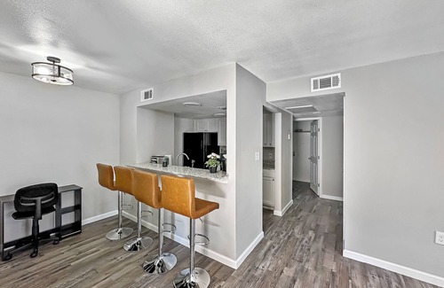 Addison Apartment | Chic 1-bedroom corporate apartment with WiFi, fitness room in cool Addison
