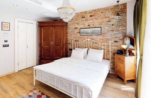 Galata Hotel | Chic 1-bedroom hotel with WiFi and AC in welcoming Istanbul