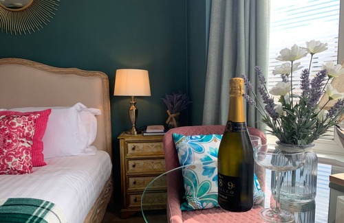 Roundham Apartment | Chic 1 bedroom studio apartment close to the beach