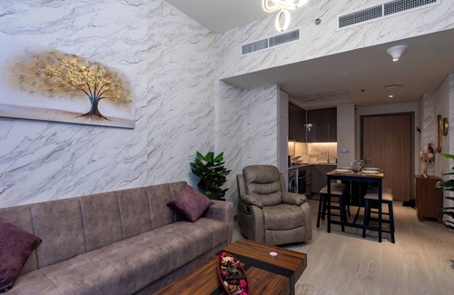Nad Al Sheba House | Chic 1-bedroom with fitness Swiming pool , WiFi in awesome Dubai