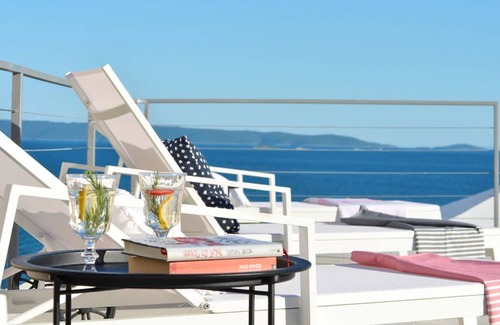 Seget Vranjica Apartment | Elegant Villa Apartment with Pool and Ocean Views Near Trogir