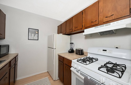 Mentor Apartment | Modern 1Bd Retreat Ideal for Professionals and Families