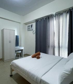 Iloilo House | Chic 1BR Getaway with Twin Balcony Charm