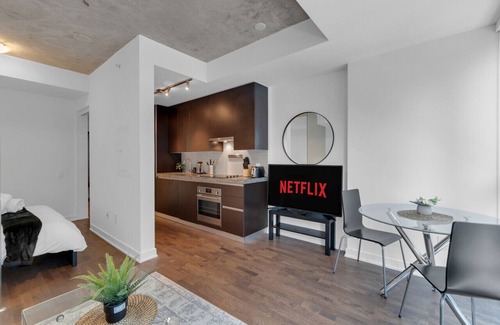 Wellington Place Hotel | Stylish 1BR Retreat in Vibrant King West - Downtown